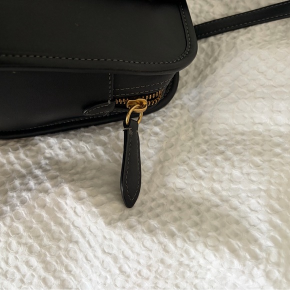 Coach Swing Zip Black Leather Shoulder Bag with Gold Hardware - Picture 6 of 11